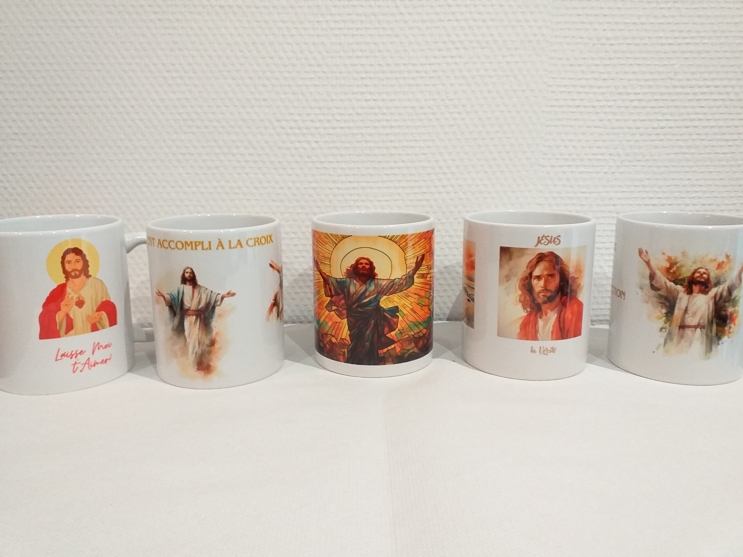 plusieurs mugs religieux.