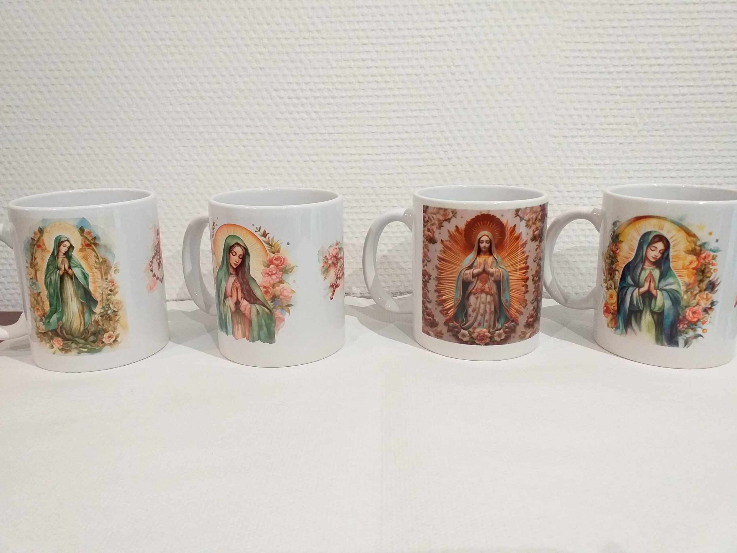 Différents mugs de la Vierge Marie